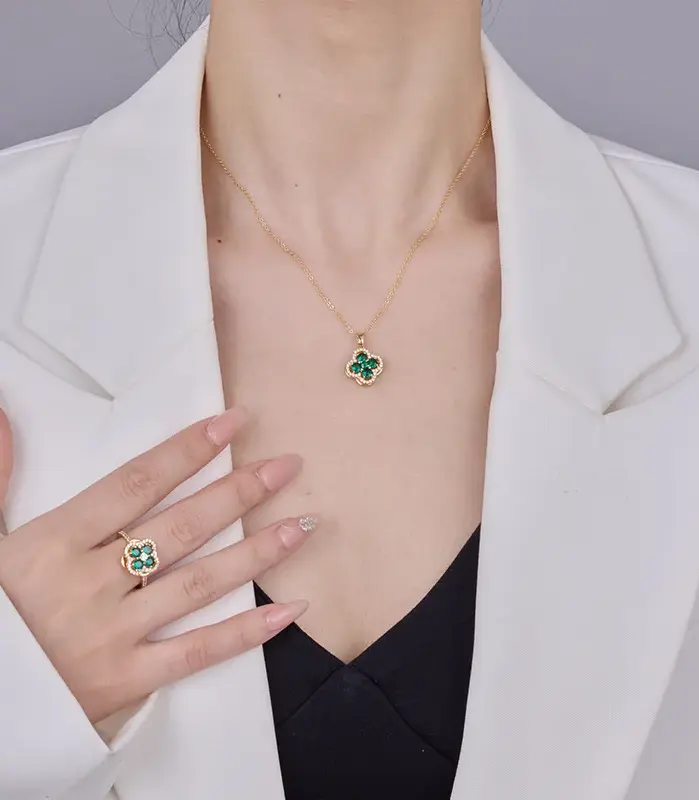 Juego de Joyería Elegante y Moderno de 2 Piezas para Mujer, Collar con Flor de Cuatro Hojas Verde, Gargantilla de Metal Clásica, Anillos para Uso Diario Informal, Regalo 2