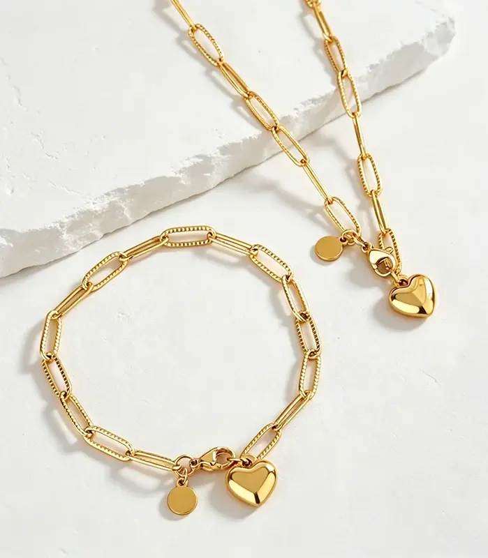 Conjunto de Joyería Dorada de Moda 2026: Collar de Cadena de Eslabones Audaces y Pulsera con Dije de Corazón Brillante – Combinación Clásica para Bodas 1