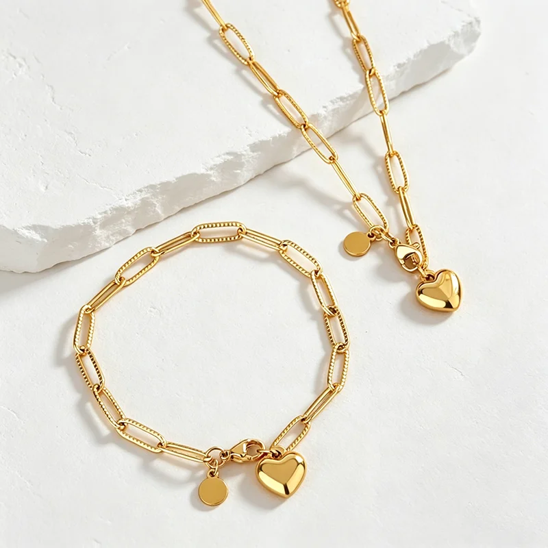 Conjunto de Joyería Dorada de Moda 2026: Collar de Cadena de Eslabones Audaces y Pulsera con Dije de Corazón Brillante – Combinación Clásica para Bodas 1 Conjunto de Joyería Dorada de Moda 2026: Collar de Cadena de Eslabones Audaces y Pulsera con Dije de Corazón Brillante – Combinación Clásica para Bodas 1