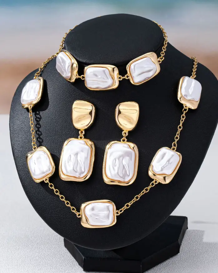 Conjunto de collar, pulsera y pendientes con perlas de imitación de estilo barroco, con baño de oro, diseño irregular y perlas de imitación en forma de cuadrado, ideal para fiestas y eventos. 2