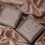 Conjunto de joyería de moda de 4 piezas | Incluye pendientes, collar, pulsera y colgante de mariposa: perfecto para fiestas y bodas 4