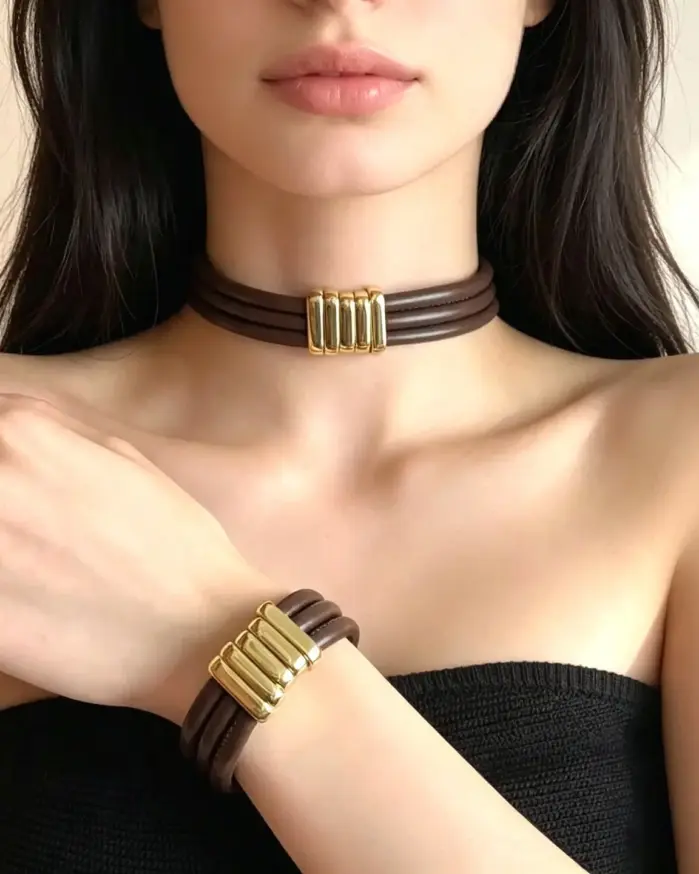 Collar de cuero de múltiples capas en color marrón, estilo vintage, con tubo metálico, diseño punk y moderno, collar de cuero sintético, joya llamativa para mujer, ideal como regalo. 1
