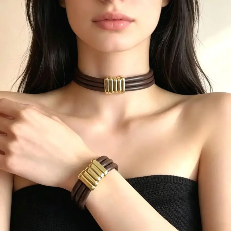 Collar de cuero de múltiples capas en color marrón, estilo vintage, con tubo metálico, diseño punk y moderno, collar de cuero sintético, joya llamativa para mujer, ideal como regalo. 1