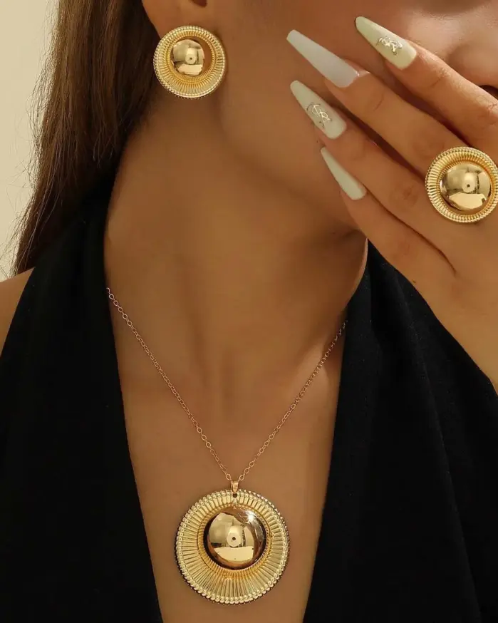 Conjunto de joyería vintage con collar, pendientes y anillo con diseño de círculos concéntricos dorados, accesorio geométrico de metal llamativo para mujer, ideal como regalo para fiestas. 1