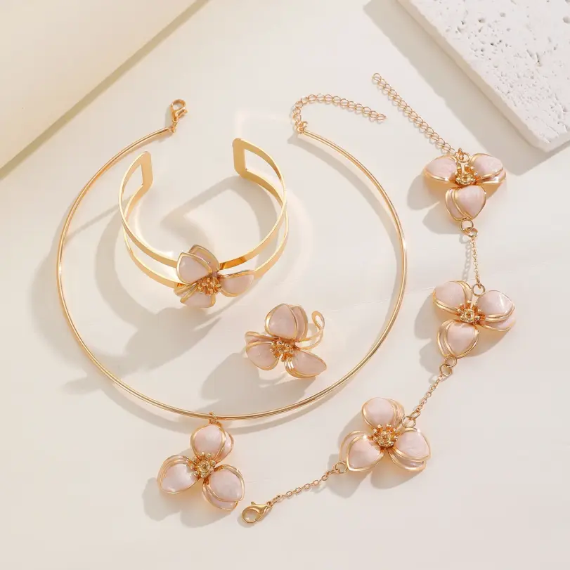 Elegante Conjunto de Joyas de Flores Esmaltadas: Collar Gargantilla Blanco Mate, Pulsera de Oro Moderna con Pétalos y Anillo para Fiesta de Mujer 3
