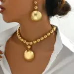 Conjunto de collar y pendientes vintage de cuentas lisas extragrandes, con dije de disco redondo grande brillante, estilo europeo americano moderno para uso diario 1
