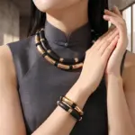 Collar con capas doradas, gargantilla negra de tubo grueso y conjunto de pulsera de bambú a juego, joyería llamativa minimalista y audaz. 1