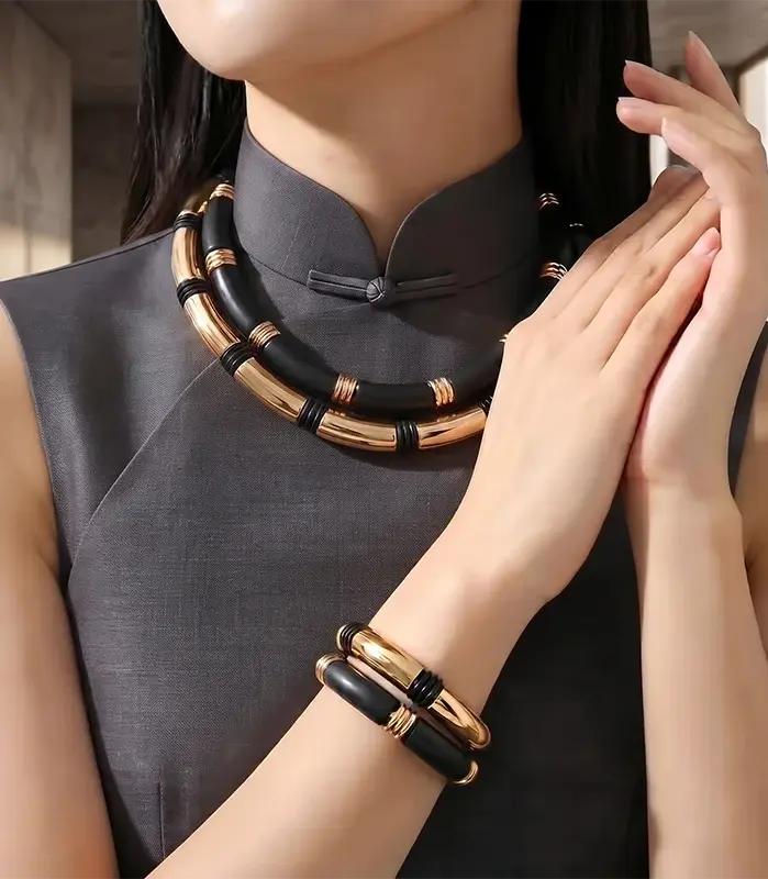 Collar con capas doradas, gargantilla negra de tubo grueso y conjunto de pulsera de bambú a juego, joyería llamativa minimalista y audaz. 1
