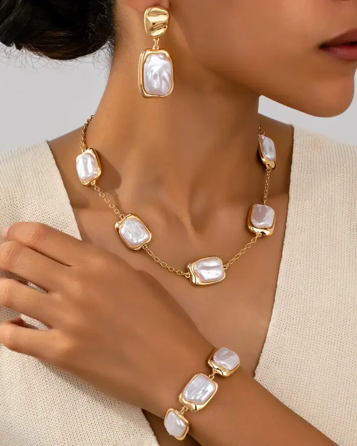 Conjunto de collar, pulsera y pendientes con perlas de imitación de estilo barroco, con baño de oro, diseño irregular y perlas de imitación en forma de cuadrado, ideal para fiestas y eventos. 1