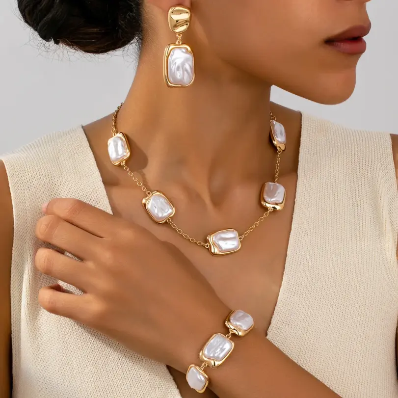 Conjunto de collar, pulsera y pendientes con perlas de imitación de estilo barroco, con baño de oro, diseño irregular y perlas de imitación en forma de cuadrado, ideal para fiestas y eventos. 1 Conjunto de collar, pulsera y pendientes con perlas de imitación de estilo barroco, con baño de oro, diseño irregular y perlas de imitación en forma de cuadrado, ideal para fiestas y eventos. 1