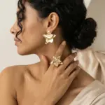 Conjunto de Pendientes Grandes de Moda Avant-Garde Gold Star con Textura Arrugada Única, Anillo Elegante, Colección de Joyería Distintiva para Fiesta 1