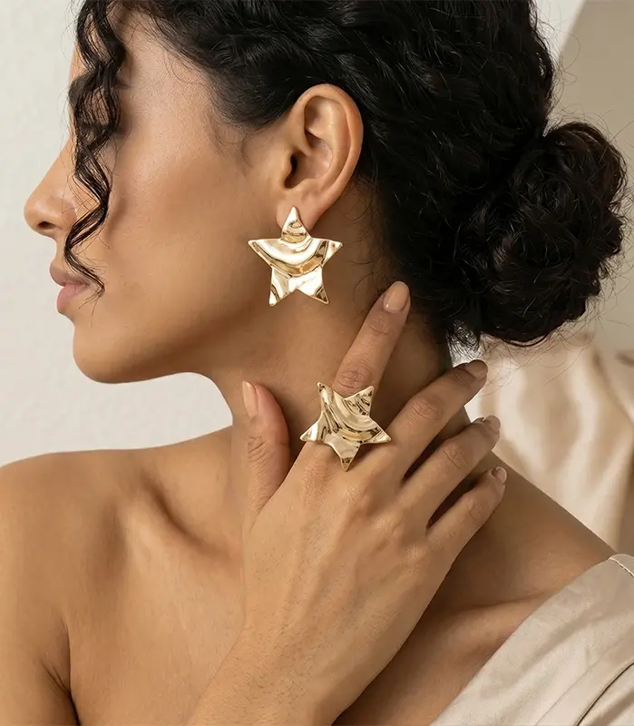 Conjunto de Pendientes Grandes de Moda Avant-Garde Gold Star con Textura Arrugada Única, Anillo Elegante, Colección de Joyería Distintiva para Fiesta 1